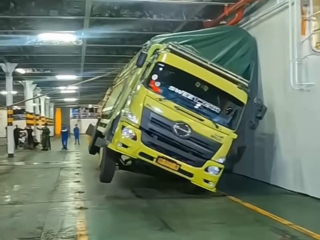 Satu unit kendaraan Mobil truk hampir terbalik di dalam kapal di Pelabuhan Bakauheni, Lampung Selatan | Foto : Dok. Ist