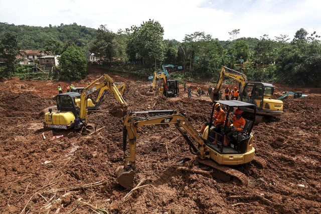 Tim SAR gabungan melakukan pencarian korban longsor menggunakan ekskavator pada hari keempat operasi pencarian di Desa Cibeunying, Majenang, Cilacap, Minggu (16/11/2025). Foto: Idhad Zakaria/ANTARA FOTO