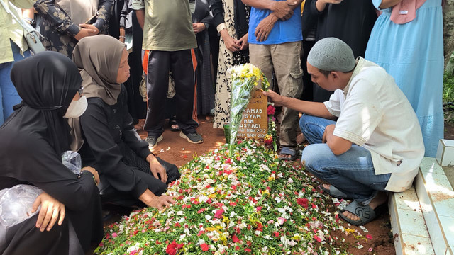 Suasana pemakaman MH (13) siswa SMPN 19 Tangsel yang diduga menjadi korban bullying, di pemakaman keluarga di Ciater, Serpong, Minggu (16/11/2025). Foto: kumparan