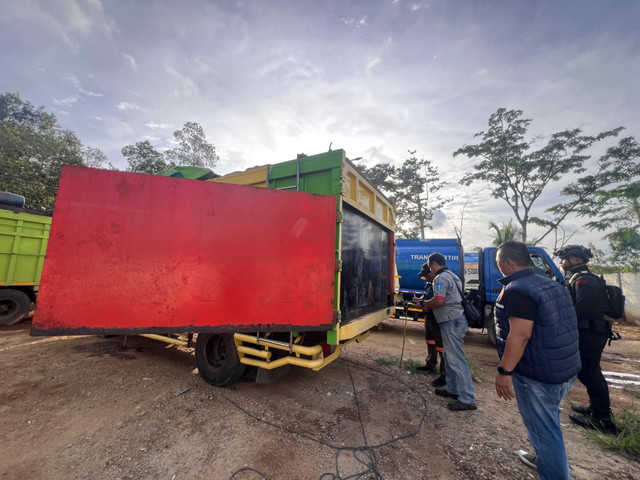 Direktorat Reserse Kriminal Khusus Polda Bangka Belitung menggerebek sebuah gudang tempat penimbunan puluhan ton Bahan Bakar Minyak (BBM) subsidi tanpa dokumen resmi di Kabupaten Bangka, Minggu (16/11/2025). Foto: Dok. Istimewa