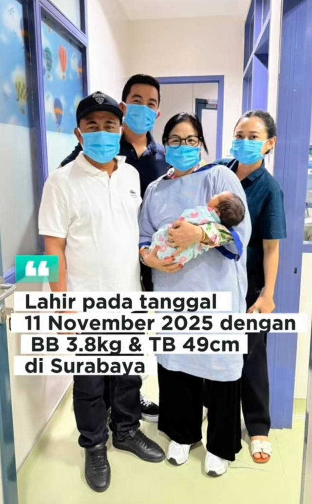 Wakil Gubernur Kalimantan Barat, Krisantus Kurniawan bersama sang istri, Donata Dirasig, menyambut kelahiran cucu pertama. Foto: Dok. Instagram @dirasig