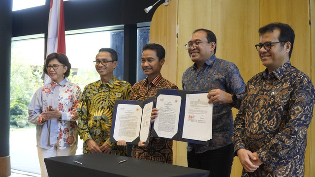 Penandatanganan Memorandum of Understanding (MoU) Telkom dan Universitas Gadjah Mada (UGM) yang dilaksanakan di Yogyakarta, pada Sabtu (15/11). Foto: dok. Telkom