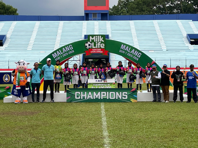 MI Al Ihsan juara U-10 usai menang 4-0 atas SDN Sawojajar 5 di MilkLife Soccer Challenge Malang Seri 1 2025/26. Foto: Aji Nugrahanto/kumparan