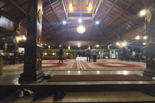 Suasana di rumah duka Istri Wiranto, Rugaiya Usman Wiranto, di Pondok Apus, Jakarta Timur, Minggu (16/11/2025). Foto: Rachmadi Rasyad/kumparan