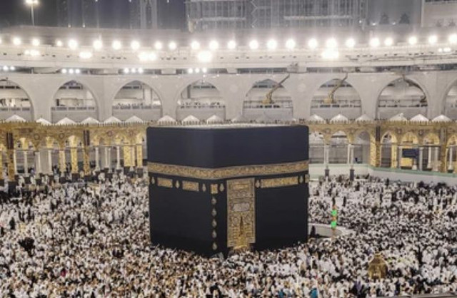 Tawaf, mengelilingi Ka’bah sebanyak tujuh kali berlawanan dari arah jarum jam, sebagai salah satu rukun penting dalam nusuk haji/umrah. (Sumber: Shutterstock)