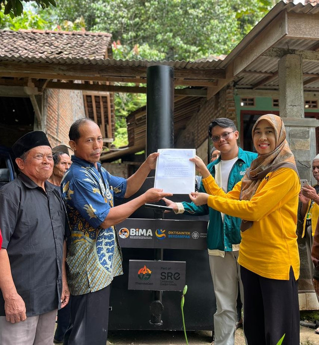Penyerahan simbolis alat rotora dari UGM ke KTH Jasema. (Sumber: Dok. pribadi)