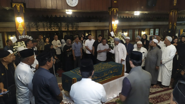 Jenazah istri Wiranto, Rugaiya Usman saat tiba di rumah duka di Jalan Palem Kartika, Bambu Apus, Jakarta Timur, pada Minggu (16/11/2025). Foto: Rachmadi Rasyad/kumparan