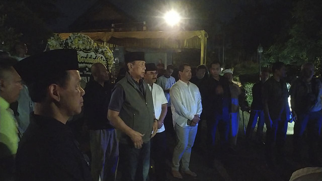 Jenazah istri Wiranto, Rugaiya Usman saat tiba di rumah duka di Jalan Palem Kartika, Bambu Apus, Jakarta Timur, pada Minggu (16/11/2025). Foto: Rachmadi Rasyad/kumparan