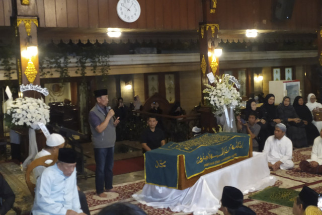 Penasihat Khusus Presiden Bidang Politik dan Keamanan, Wiranto, saat menyampaikan keterangan terkait istrinya yang wafat di rumah duka di di Jalan Palem Kartika, Jakarta Timur, Minggu (16/11/2025).. Foto: Rachmadi Rasyad/kumparan