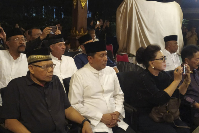 Sejumlah tokoh yang hadir di rumah duka istri Wiranto, Rugaiya Usman di Jalan Palem Kartika, Jakarta Timur, Minggu (16/11/2025). Foto: Rachmadi Rasyad/kumparan