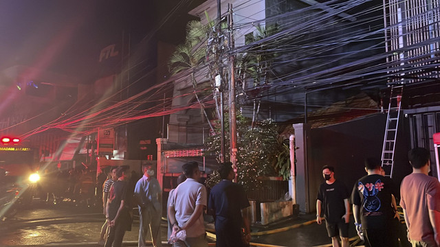 Suasana proses pendinginan kebakaran sebuah gedung di kawasan Bendungan Hilir, Jakarta Pusat, Minggu (16/11/2025). Foto: Fadhil Pramudya/kumparan