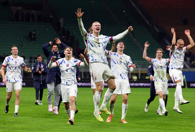 Erling Haaland beserta skuad Timnas Norwegia lain berselebrasi rayakan lolos Piala Dunia 2026 usai tekuk Italia di Stadion San Siro pada 16 November 2025. Foto: REUTERS/Claudia Greco