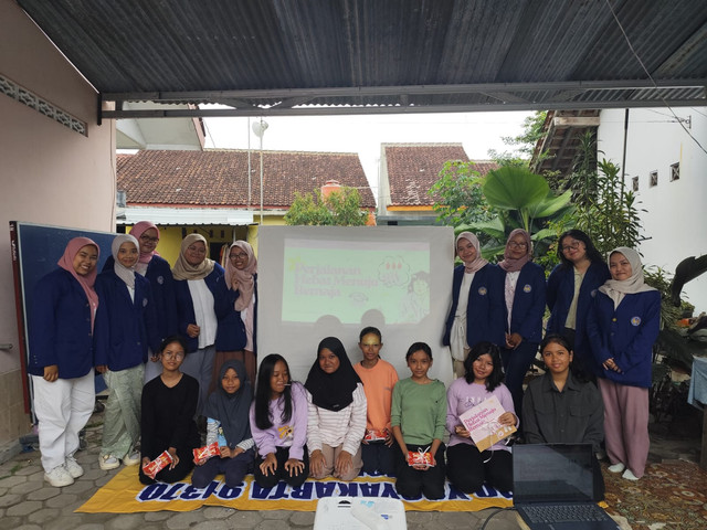Foto bersama mahasiswi dan peserta "Perjalanan Hebat Menuju Remaja"