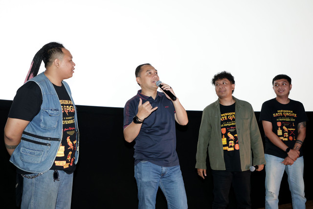 Wali kota Surabaya Eri Cahyadi usai nobar film komedi horor “Pesugihan Setan Gagak”. Film ini merupakan karya pertama dari komika Surabaya Dono Pradana. Foto: Diskominfo Surabaya 