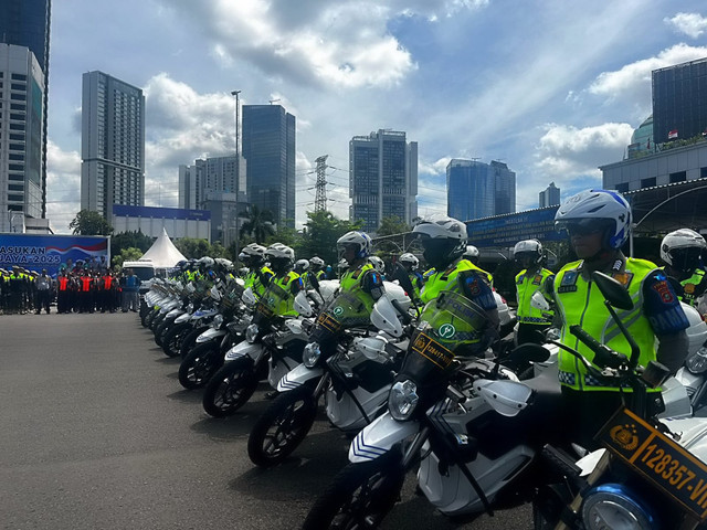 Para petugas melaksanakan Apel Operasi Zebra 2025 di Lapangan Ditpresisi Polda Metro Jaya, Jakarta Selatan. Senin (17/11/2025). Foto: Rayyan Farhansyah/kumparan