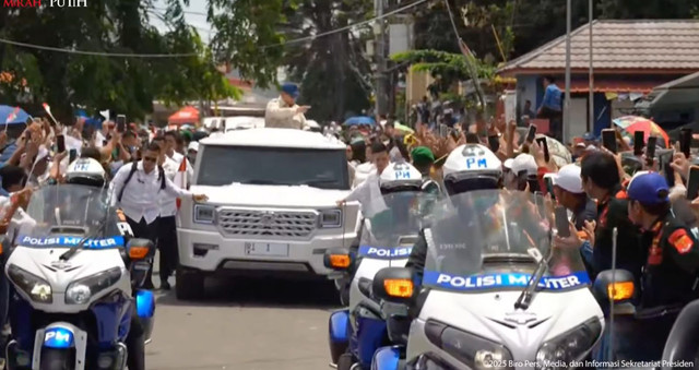 Presiden Prabowo tiba di acara peluncuran Digitalisasi Pembelajaran untuk Indonesia Cerdas di Sekolah Menengah Pertama Negeri (SMPN) 4 Kota Bekasi, Senin (17/11/2025). Foto: YouTube/Sekretariat Presiden