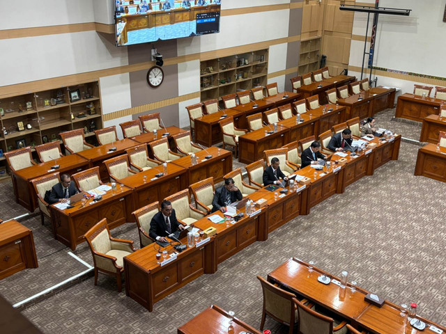 7 Calon Anggota Komisi Yudisial (KY) mengerjakan makalah untuk uji kelayakan di Komisi III DPR RI, di gedung DPR RI, Senayan, Jakarta Pusat pada Senin (17/11/2025). Foto: Abid Raihan/kumparan