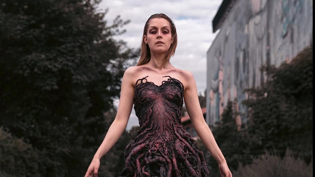 Rancangan gaun terinspirasi Stranger Things yang terbuat dari sampah plastik karya Elien Rijnbeek. Foto: Instagram @lie_chee