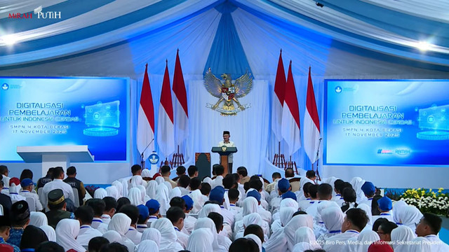 Menteri Pendidikan Dasar dan Menengah Abdul Mu'ti memberikan sambutan dalam Peluncuran Program Digitalisasi Pembelajaran di SMPN 4 Bekasi, Jawa Barat, Senin (17/11/2025). Foto: Nasywa Athifah/kumparan