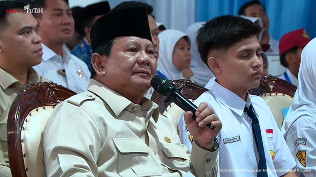 Presiden RI Prabowo Subianto dalam peluncuran program digitalisasi pembelajaran, salah satunya interactive flat panel (IFP) atau papan interaktif digital di SMPN 4 Bekasi, Jawa Barat, Senin (17/11/2025). Foto: YouTube/Sekretariat Presiden