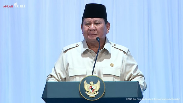 Presiden Prabowo Subianto memberikan sambutan dalam Peluncuran Program Digitalisasi Pembelajaran di SMPN 4 Bekasi, Jawa Barat, Senin (17/11/2025). Foto: YouTube/Sekretariat Presiden