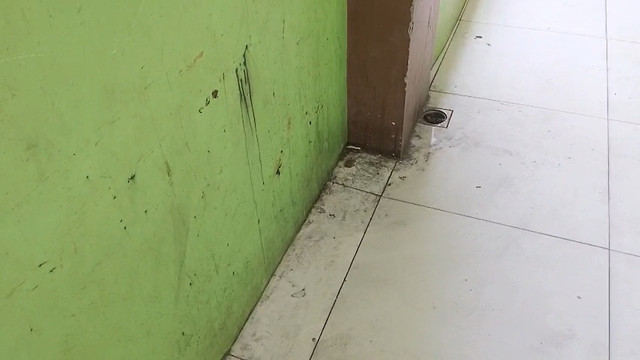 Siswa di Pondok Pesantren Fathul Baari Indonesia, Kaliabang Bahagia, Bekasi belajar 'ditemani' debu hitam batu bara, Senin (17/11/2025). Foto: kumparan