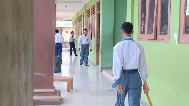 Siswa di Pondok Pesantren Fathul Baari Indonesia, Kaliabang Bahagia, Bekasi, belajar "ditemani" debu hitam batu bara, Senin (17/11/2025). Foto: kumparan