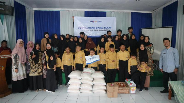 Penyaluran Dana Zakat PT Tiki JNE Sukabumi untuk Kebutuhan Pokok Panti Tunanetra di Sukabumi (Sumber : DT Peduli)