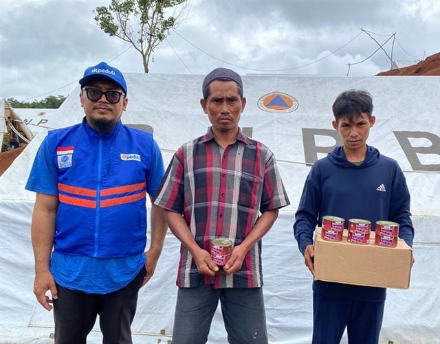 Bantuan Daging Kaleng untuk Penyintas Bencana Longsor di Langkapjaya, Kab. Sukabumi (Sumber : DT Peduli)