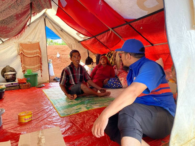 Relawan DT Peduli Sukabumi sedang mengunjungi salah satu tenda pengungsi korban longsor di Langkapjaya (Sumber : DT Peduli)