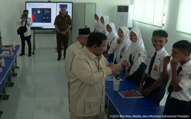 Presiden Prabowo Subianto di SMPN 4 Kota Bekasi, Senin (17/11). Foto: YouTube/Sekretariat Presiden