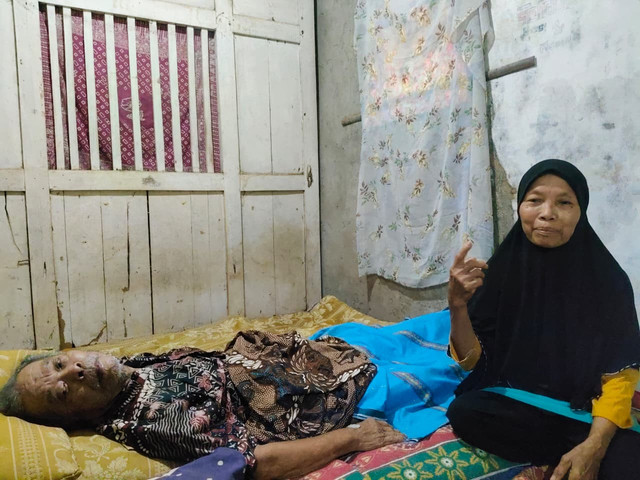 Panikem (kanan) bersama suaminya, Sardiyono. Foto: Arfiansyah Panji Purnandaru/kumparan