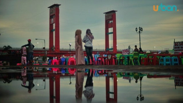 Sebagian warga yang tengah di Pelataran Benteng Kuto Besak (BKB). Foto: abp/ Urban Id