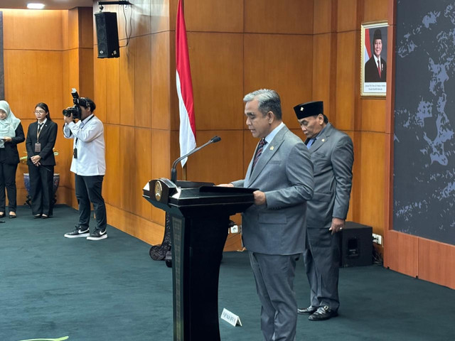 Suasana pelantikan Fauqi Hapidekso sebagai anggota MPR RI untuk menggantikan Alamuddin Dimyati Rois atau Gus Alam yang meninggal dunia, Kompleks Parlemen, Senayan, Jakarta Pusat, Senin (17/11/2025). Foto: Abid Raihan/kumparan