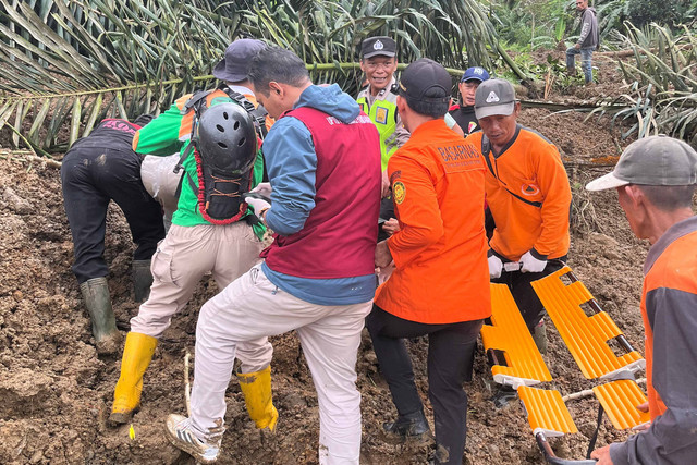 Evakuasi korban longsor di Banjarnegara, Jawa Tengah. Foto: Dok. Basarnas
