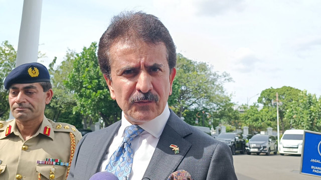 Duta Besar Pakistan untuk Indonesia Zahid Hafeez Chaudhri tiba di Istana Negara, Jakarta Pusat, Senin (17/11/2025). Foto: Zamachsyari/kumparan