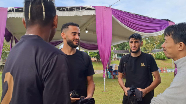 Dua pemain asing saat hadir di sesi latihan Sriwijaya FC  di Lapangan UNSRI Bukit Besar, Senin (17/11/2025). Foto : Abdullah Toriq/Urban Id
