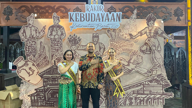 Meilani (kiri), Plt Kepala UPT Museum Provinsi Kalimantan Barat, Ryan Almunthahar (tengah), dan Meivira (kanan). Foto: Alycia Tracy Nabila/Hi!Pontianak