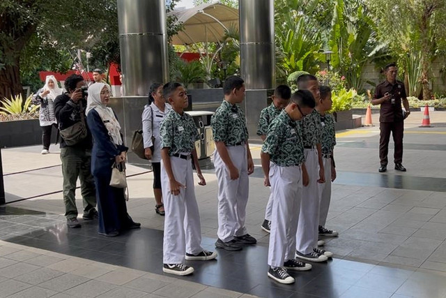 Enam siswa SD Setu 02 Cipayung yang melapor polisi usai menemukan hp dan SIM tiba di Gedung Merah Putih KPK, Jakarta, Senin (17/11/2025). Foto: Jonathan Devin/kumparan