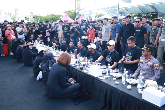 Pemkab Bulukumba, Sulawesi Selatan berhasil memecahkan rekor MURI minum kopi gula aren terbanyak di satu lokasi Foto: Pemkab Bulukumba