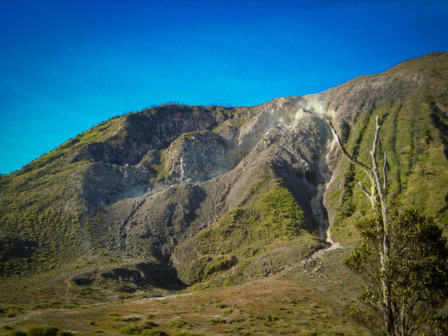 Gunung Talang sebagai gunung aktif dengan potensi energi terbarukan untuk penbangkit listrik tenaga panas bumi di Kabupaten Solok. Credit: Abi Julianda 
