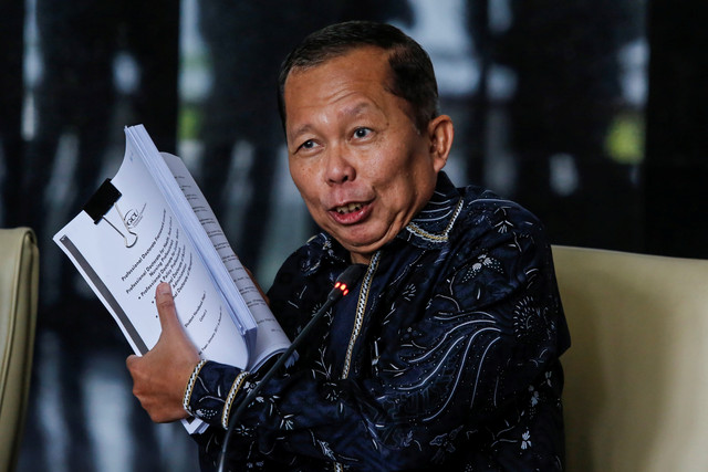 Hakim Mahkamah Konstitusi Arsul Sani menunjukkan dokumen legalisasi saat konferensi pers di Mahkamah Konstitusi, Jakarta, Senin (17/11/2025). Foto: Asprilla Dwi Adha/ANTARA FOTO