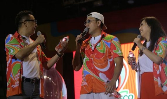 Denny Sumargo (tengah) turut hadir perayaan Cleo 22nd Fest di Surabaya, mengampanyekan air mineral eco lite. 