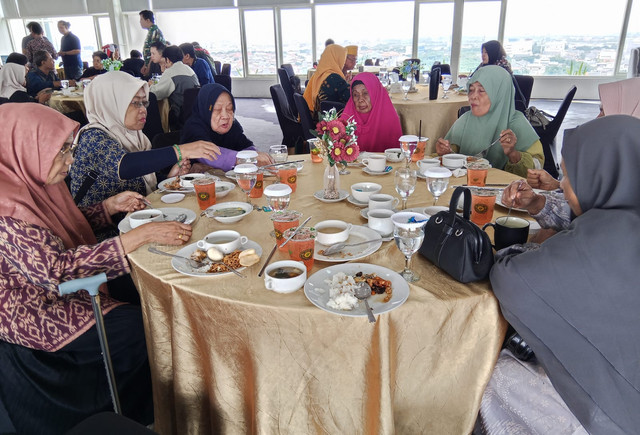 Makan siang bersama para janda veteran perang di hotel berbintang di Surabaya. Foto: Masruroh/Basra