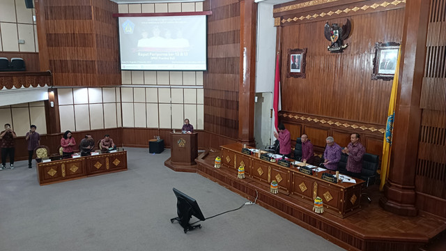 Gubernur Bali Wayan Koster dalam Rapat Paripurna di Gedung Wisma Sabha, Kantor Gubernur Bali, Senin (17/11/2025). Foto: Denita BR Matondang/kumparan