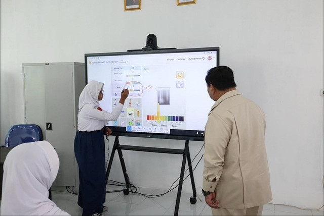 Presiden Prabowo Subianto meninjau pembelajaran dengan menggunakan papan interaktif digital (PID) sebelum peluncuran program Digitalisasi Pembelajaran Untuk Indonesia Cerdas di SMP Negeri 4 Bekasi, Jawa Barat, Senin (17/11/2025). Foto: Instagram/@presidenrepublikindonesia