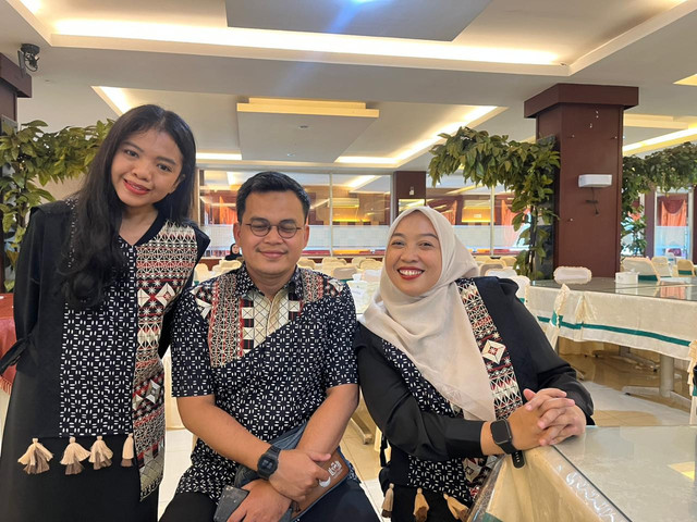 Pengantar Kerja Ahli Muda Balai Pelayanan Pelindungan Pekerja Migran Indonesia (BP3MI) Lampung, Lyse Nuriska bersama dengan jajarannya | Foto : Eka Febriani / Lampung Geh