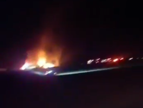 Api tampak menyala di bus jemaah umrah India setelah tabrakan dengan truk tangki alam perjalanan dari Makkah ke Madinah, Senin (17/11/2025) dini hari. Videonya beredar di medsos. Foto: Dok. Istimewa
