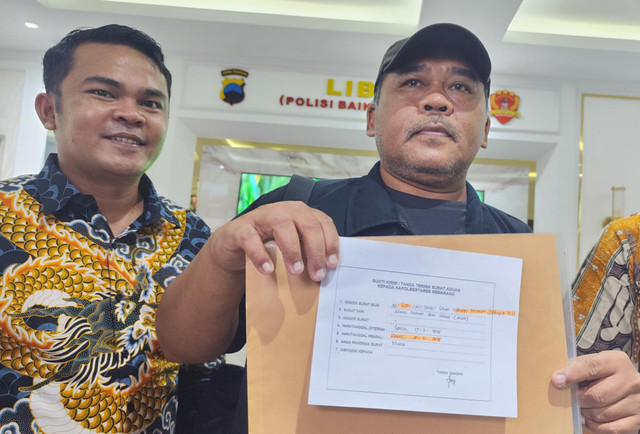 Koordinator Aliansi Rakyat Anti-Hoax Semarang Eka Kurniawan di SPKT Polrestabes Semarang. Foto: Dok. Istimewa