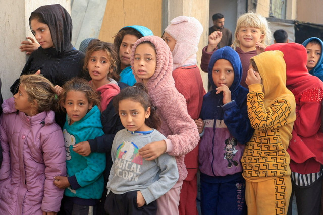 Warga Palestina menunggu untuk membeli roti dari titik distribusi di Khan Younis, Jalur Gaza selatan, Senin (17/11/2025). Foto: Haseeb Alwazeer/REUTERS